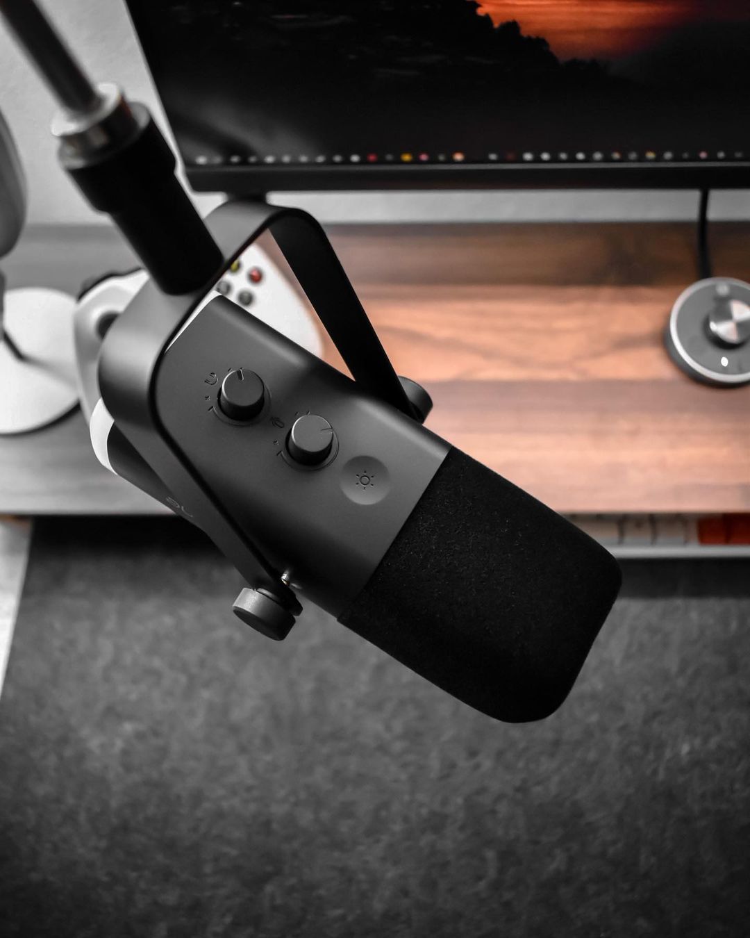 Fifine Ampligame AM8T Standlı XLR/USB RGB Dinamik Yayıncı Mikrofon